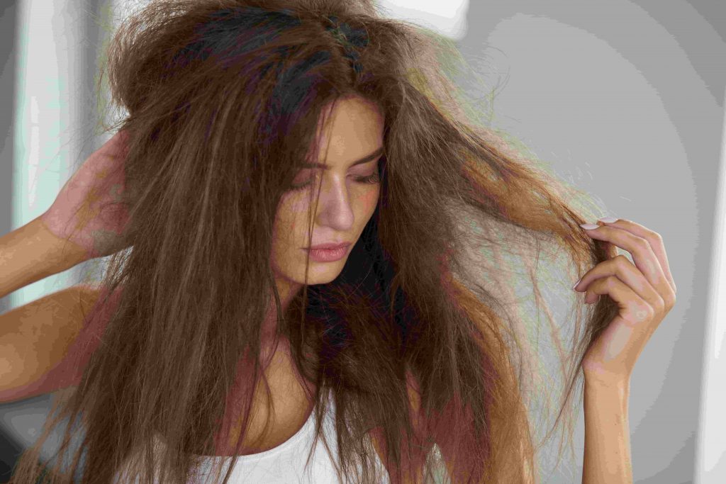 ▲下雨容易使毛髮毛躁。（圖／Shutterstock）