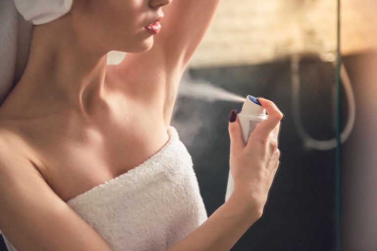 ▲止汗劑或體香劑能保持腋下乾爽。（圖／Shutterstock）