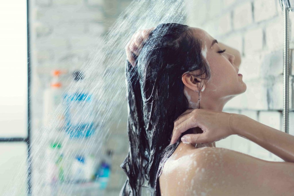 ▲洗頭時水溫不宜過熱。（圖／Shutterstock）
