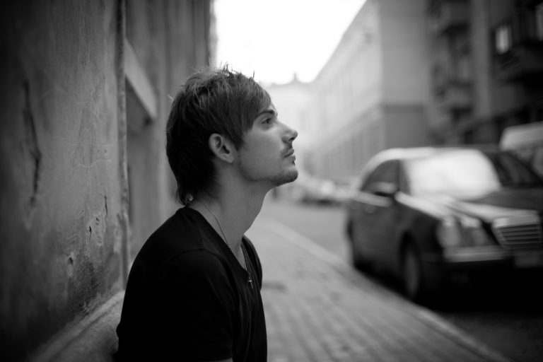  ▲我暗戀一個女生，但是她告訴我她喜歡上別人，我該放下嗎？（圖／Shutterstock）