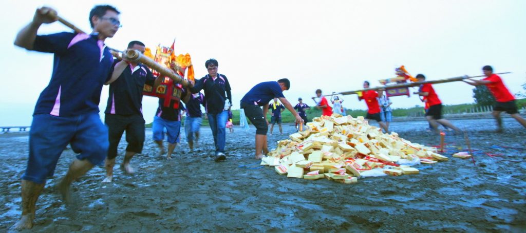 中港慈裕宮在端午節有祭江洗港儀式的習俗。（圖／數位島嶼，趙守彥攝）