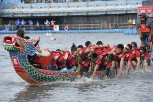 台灣端午節有划龍舟的習俗。（圖／NOWnews資料圖）