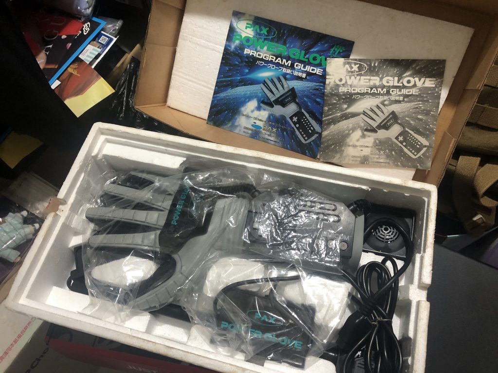 在台灣販售的威力手套，包裝與內容物都與日版相同，還多了完整中文化的說明書。