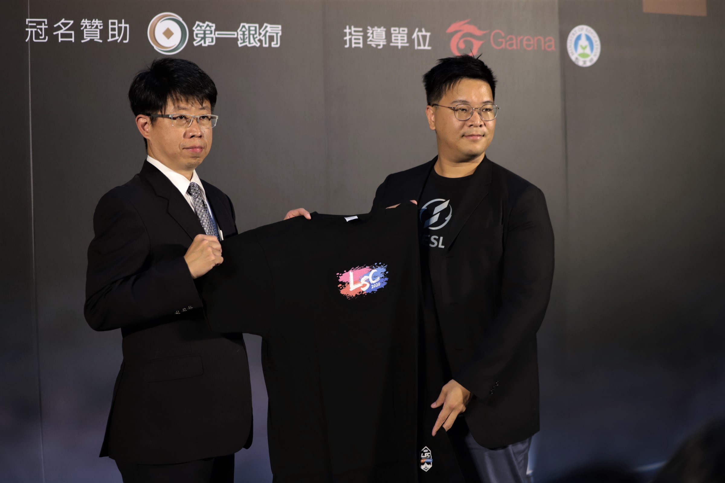 TESL白瑞元執行長（右）將LSC紀念T-shirt贈與給本次的冠名贊助商第一銀行，由劉培文副總經理（左）代表受贈。
