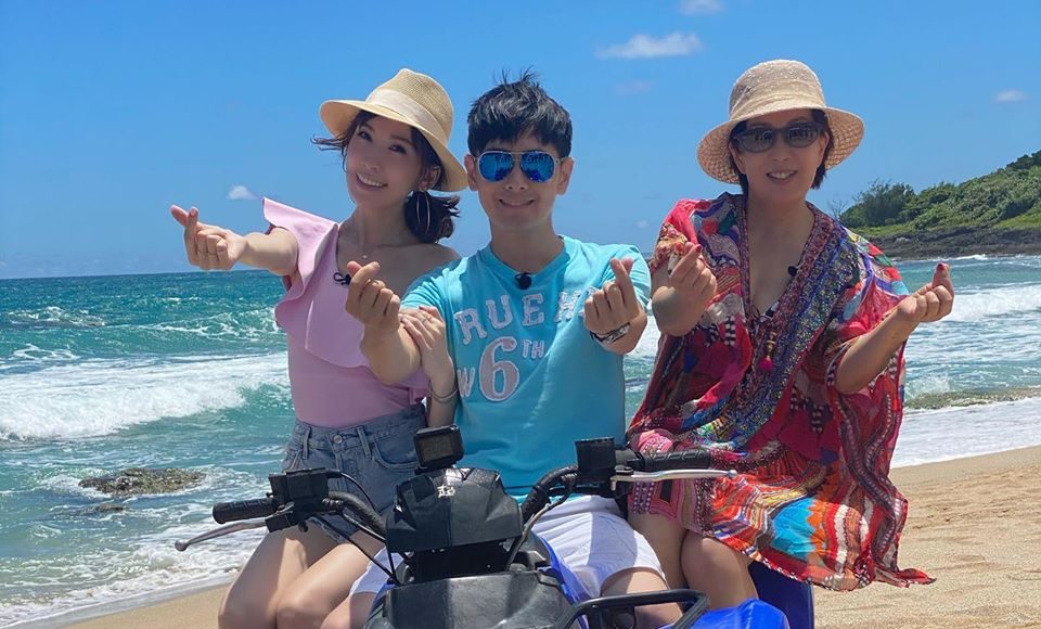 ▲林志穎（中）2年前在臉書寫下千字文向母親（右）與妻子陳若儀告白。（圖／取自林志穎臉書）