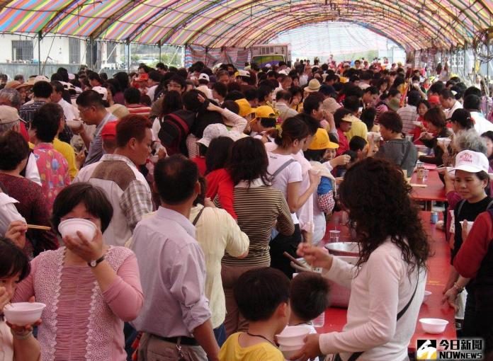 ▲「辦桌」是台灣婚喪喜慶時會有的傳統習俗，裡頭有許多菜色讓不少人從小吃到大。（示意圖／NOWnews資料照）