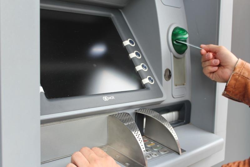 男ATM領錢見5字紙條！下秒「提款卡消失」崩潰：恐怖詛咒
