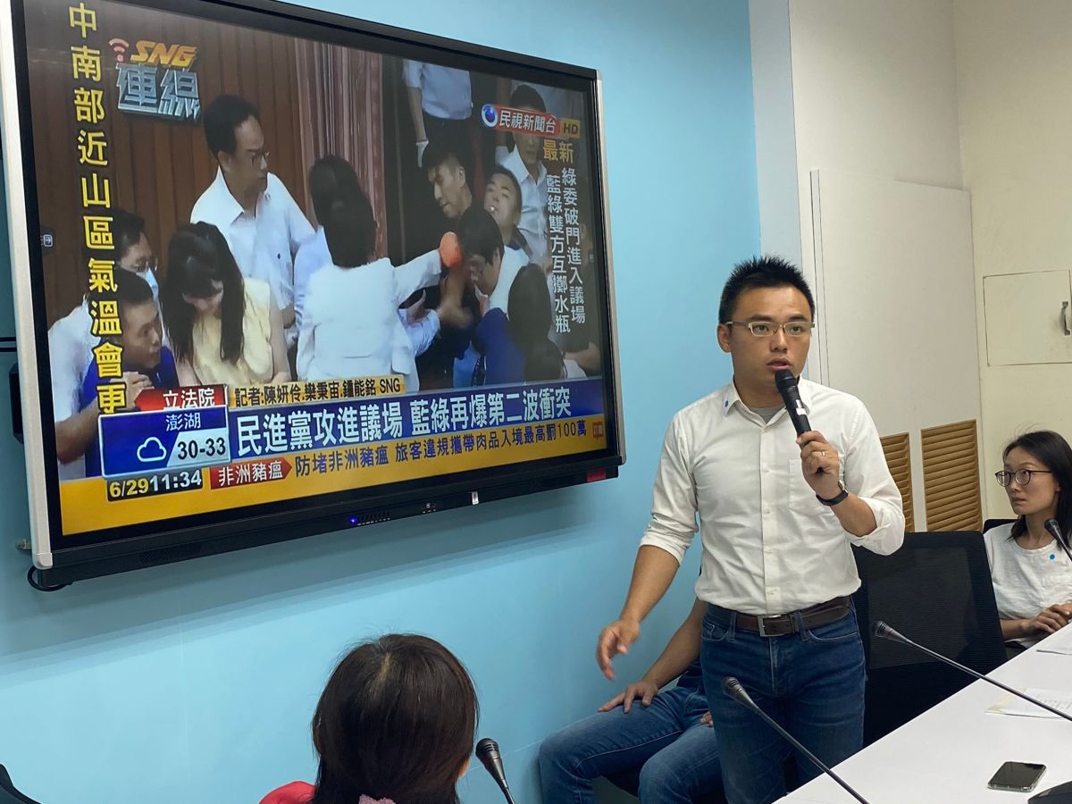 ▲洪孟楷講述他遭人勒脖子的經過。 (圖/記者吳承翰攝)