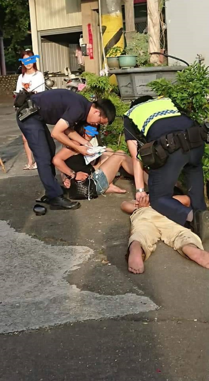 ▲員警在民眾協助指示方向之下,終逮獲一對毒鴛鴦。(圖/ 記者鄧力軍翻攝)
