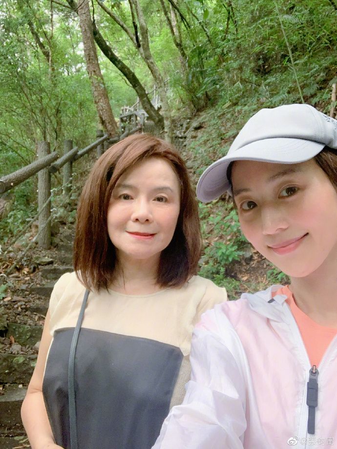 ▲張鈞甯與媽媽鄭如晴合影。(圖/張鈞甯微博)