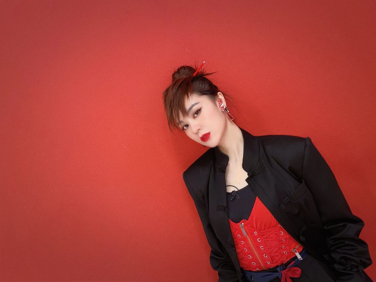 ▲郁可唯「撞髮」羊駝。（圖／華研國際提供）