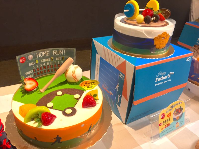 ▲台灣知名連鎖咖啡店今（1）日也公布父親節暨16周年活動推出系列造型蛋糕。（圖／記者黃仁杰攝,2020.07.01）