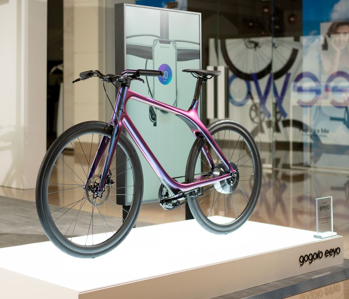 ▲現場同步展示 Gogoro Eeyo 1s 101 限定款「極光靛」，讓消費者可以近距離感受 Gogoro Eeyo的精湛工藝。（圖／業者提供）