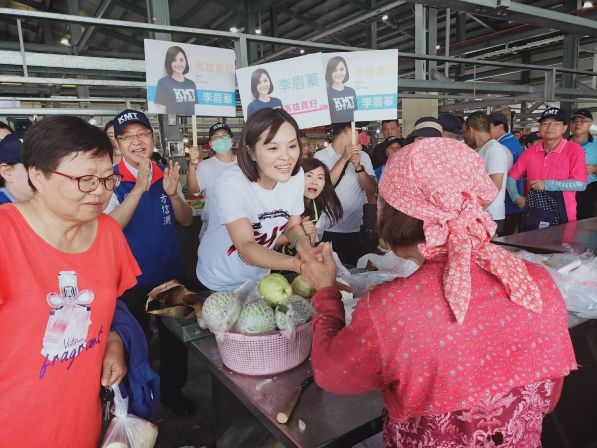 ▲李眉蓁七月一日上午到岡山欣欣市場拜票。（圖／李眉蓁競選辦公室提供）
