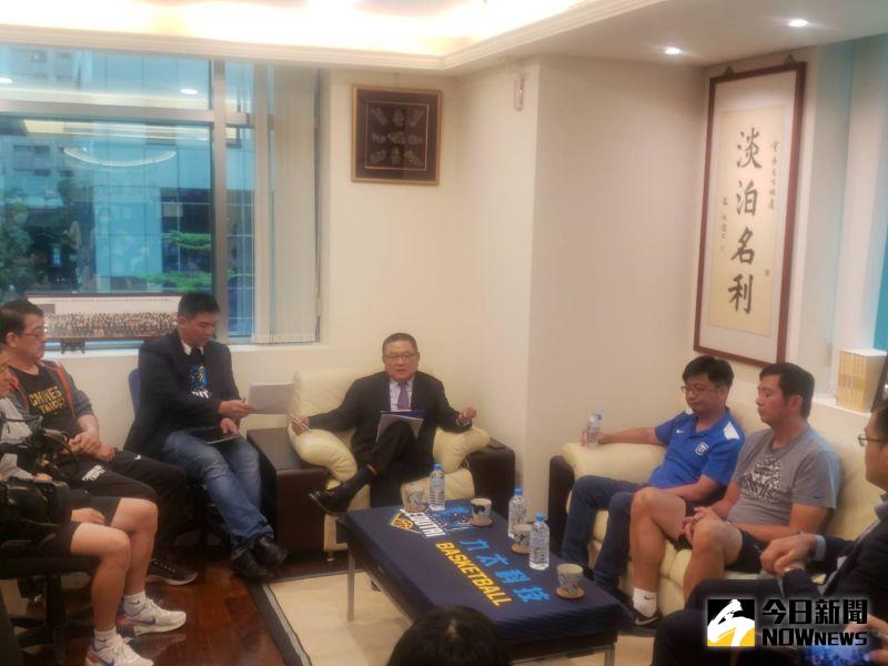 ▲九太科技董事長沈會承(中)和籃協高層會談。(圖/黃建霖攝)