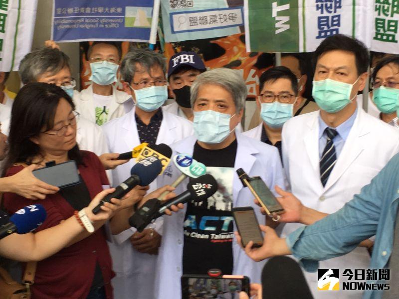 ▲台灣健康空氣行動聯盟理事長葉光芃醫師說,中央要有新思維,否則不排除1個月內發動街頭遊行,表達反中火、反燃煤決心。(圖/柳榮俊攝,2020.7.1)