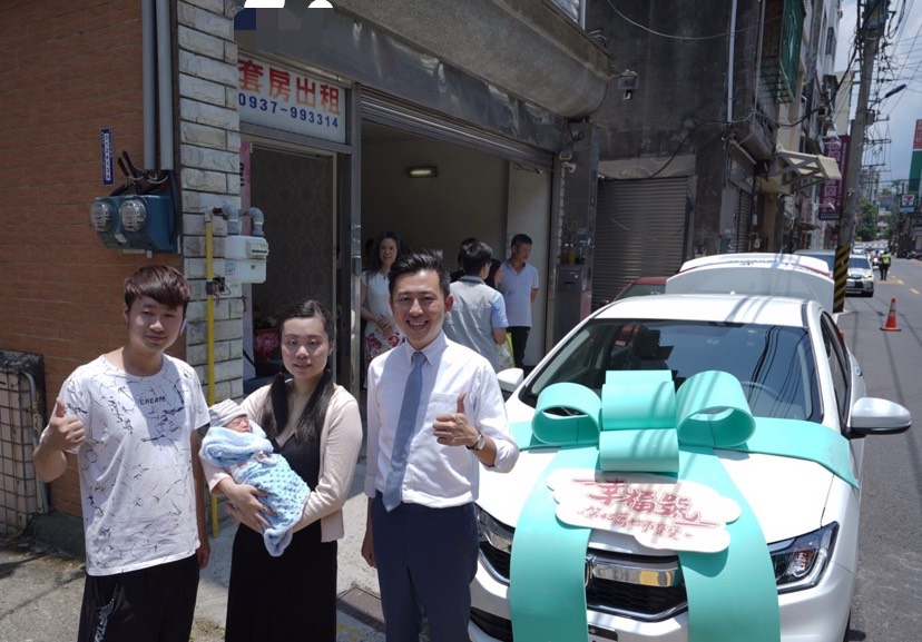 ▲市長林智堅今(1)日上午開著要送新手爸媽的新車和摃丸禮盒及新生禮到幸運寶寶「冰冰」的家中。（圖/記者金祐妤攝,2020.7.1）