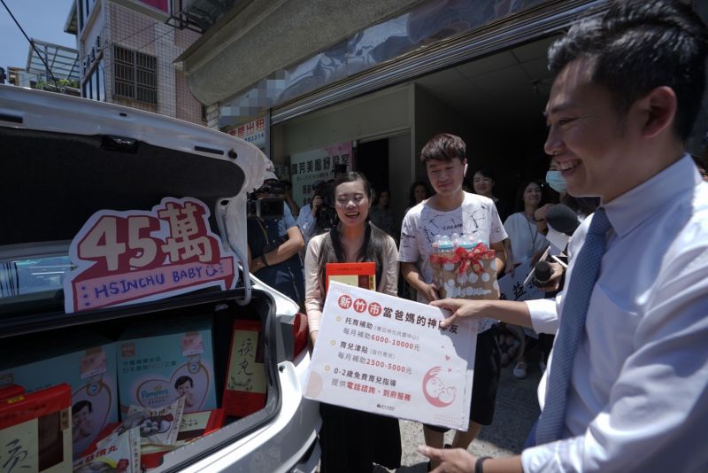 ▲市長林智堅今(1)日上午開著要送新手爸媽的新車和摃丸禮盒及新生禮到幸運寶寶「冰冰」的家中。(圖/記者金祐妤攝,109.7.1)