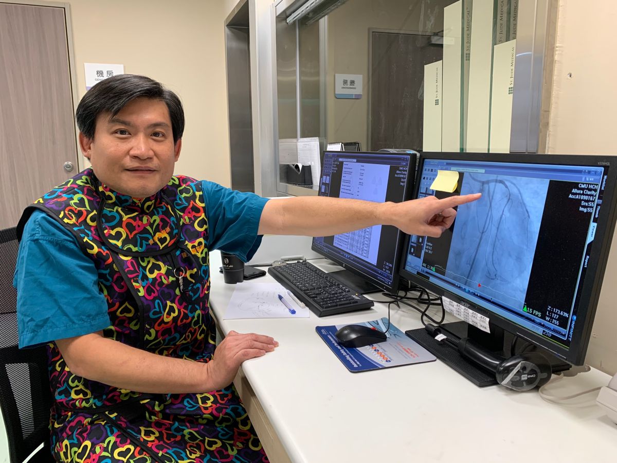 ▲35歲工程師雙側的肺已經肺浸潤，醫師研判因為急性肺炎，造成呼吸窘迫合併缺氧，併發心臟衰竭，屬於「續發性心肌梗塞」。（圖/記者金祐妤攝,109.7.1）