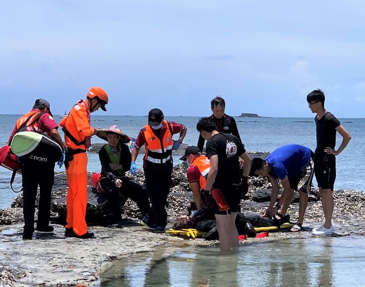 ▲澎湖白沙鄉後寮漁港安檢所往天堂路海域發生民眾溺水案見，從穿著研判疑似因採捕海膽而發生意外，3位岸巡隊員不顧自身安危，奮力將溺水民眾救到海邊。（圖／澎湖岸巡隊提供）
