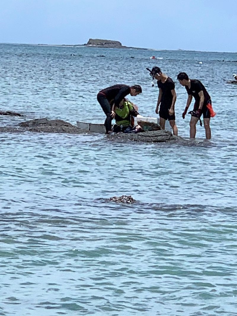 ▲7月1日為每年澎湖地區開放採捕海膽日，去年就曾發生2起溺水意外，今年同一地點、同一時間再度發生老婦人的溺水事件，令當地民眾覺得毛骨悚然。（圖／澎湖岸巡隊提供）