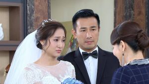 ▲《多情城市》邱子芯跟傅子純拜別父母,場面溫馨感人。(圖 / 民視提供) ▲《多情城市》邱子芯(左)跟傅子純拜別父母,場面溫馨感人。(圖 / 民視提供)