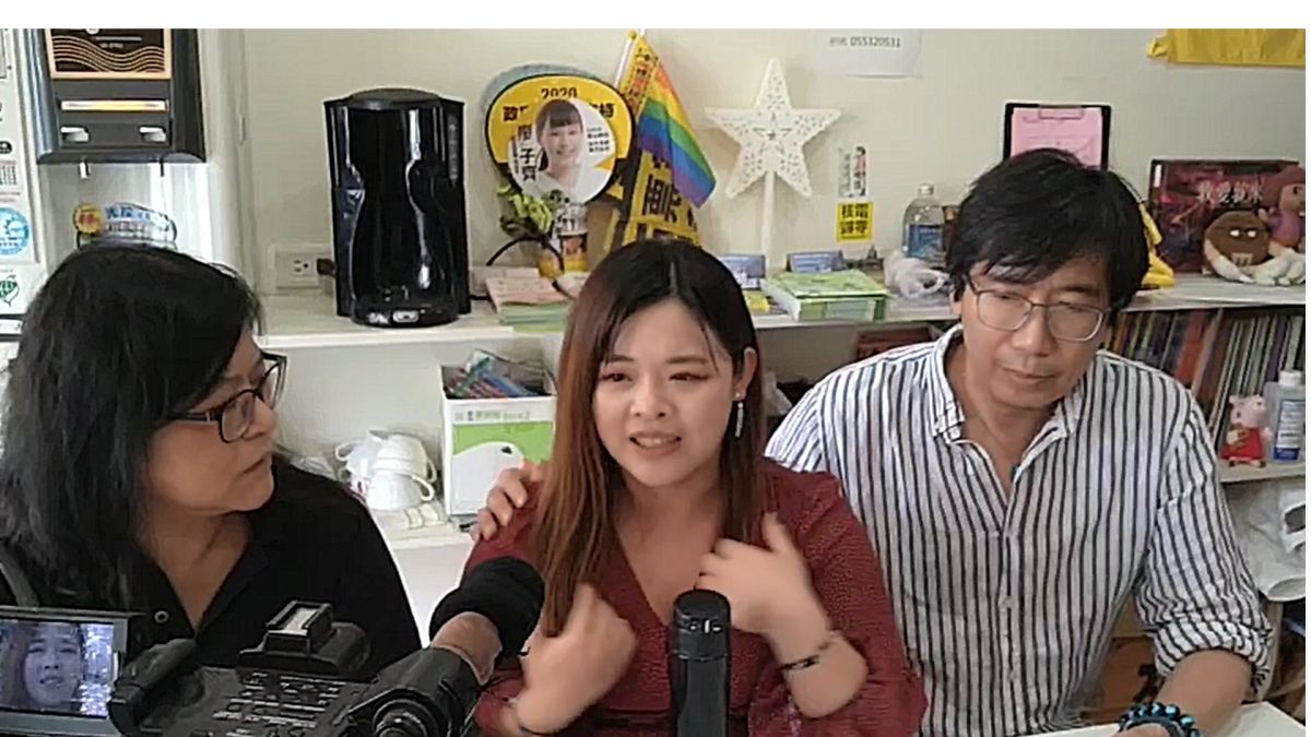 ▲議員廖郁賢在媽媽和先生的陪同下公開回應，強調祖父過世請領互助奠儀是理所當然。（圖／記者簡勇鵬攝，2020.07.01）