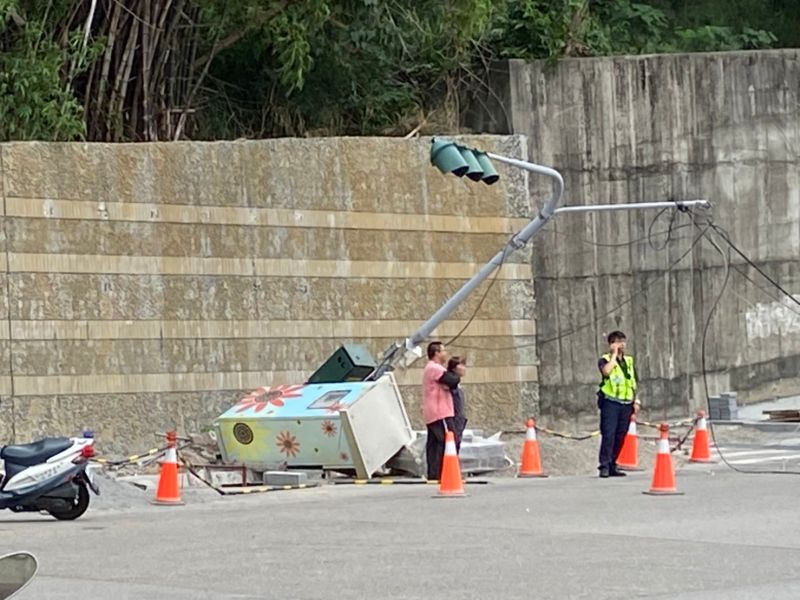 ▲施做工程的工程車吊起鐵製版模要離開時,疑似忘記將吊臂收起,一啟動就勾到電線。(圖/記者陳雅芳攝,2020.07.01)