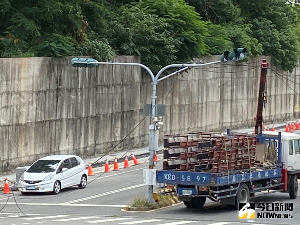 ▲彰化市中興路、介壽北路口附近施做工程的工程車，疑似忘記將吊臂收起，連帶將中興路旁一支交通號誌桿扯斷，中央分隔島上的交通號誌也扯彎。（圖／記者陳雅芳攝，2020.07.01）