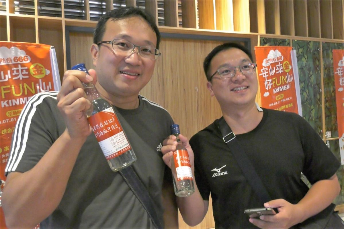 ▲自7月1日起，旅客遊金門即可免費獲得一瓶金酒自產防疫酒精。(圖/記者蔡若喬攝)