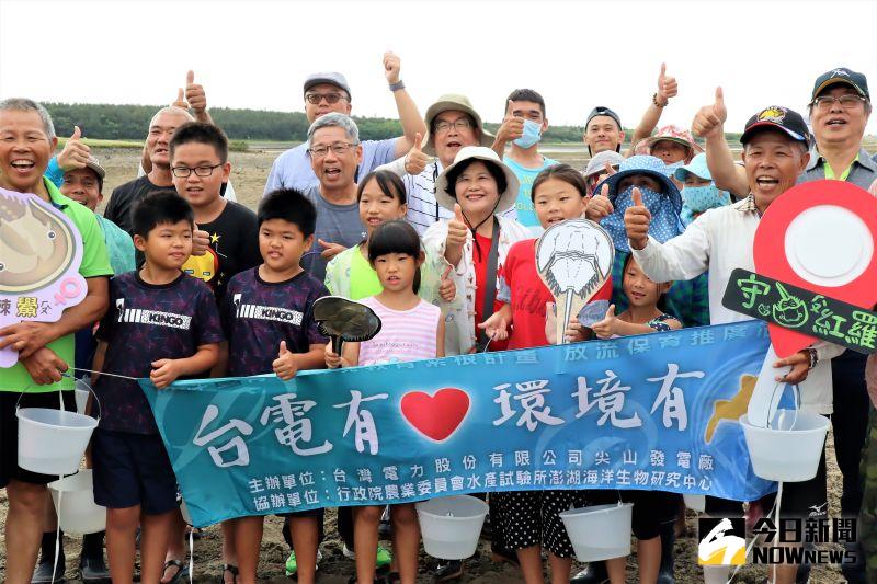 ▲台電公司安排社區民眾、NGO和學生的公民科學培訓課程發展社區自主管理,讓社區民眾成為澎湖海洋資源的最重要守護者。(圖/記者張塵攝,2020.07.01)