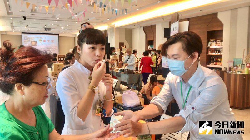 ▲醫療機構從業人員憑識別即可免費獲得加油禮一份,有燕窩、奶茶或司康…等。(圖/記者陳雅芳攝,2020.07.01)