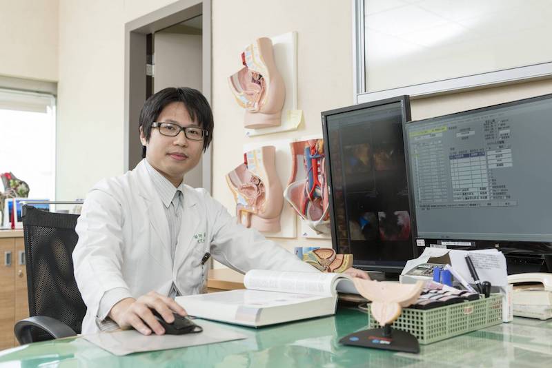 ▲嘉義長庚醫院泌尿科黃國財醫師說，夏季常流汗要多喝水，能避免腎結石。（圖／嘉義長庚醫院提供)