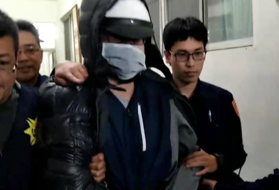 ▲玉井縱火案嫌犯開庭前情緒失控，自傷骨折送醫。（圖／記者陳聖璋翻攝）