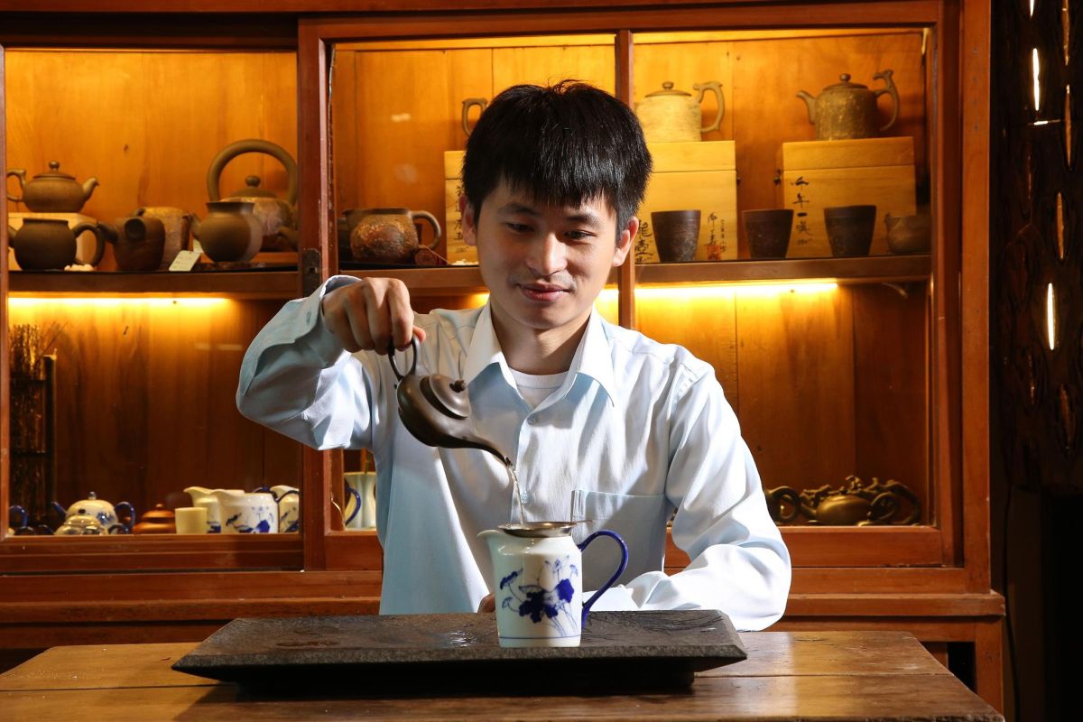 ▲第三代的茶農陳偉毅接手經營後，積極開發各項新商品行銷國外，將產品包裝升級，讓臺灣茶走向國際舞台。(圖/新北市政府農業局提供)