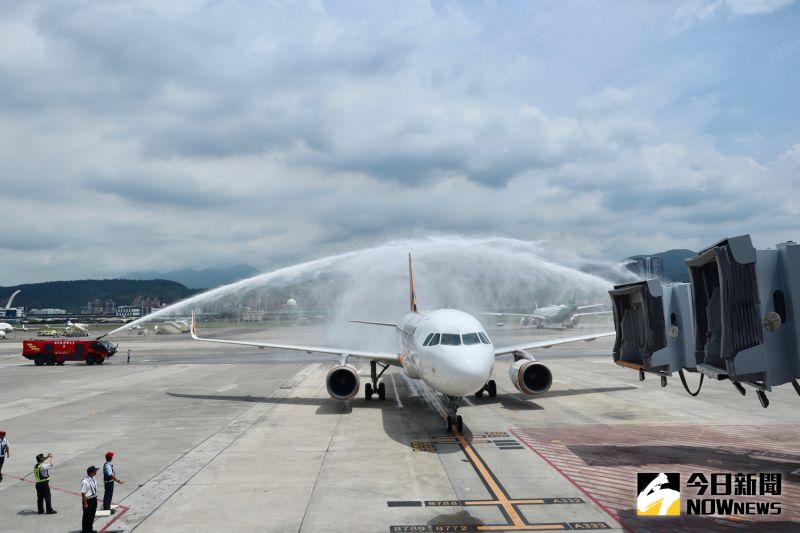 ▲今（ 2 ）日台灣虎航班機首次降落松山機場，除了吸引航空迷搶拍外，松山機場也準備灑水歡迎。。（圖／記者陳致宇攝，2020,07,02）