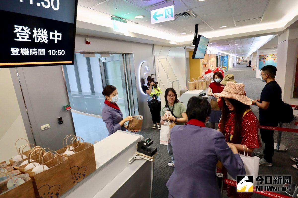 ▲松山機場舉行 3 梯次「偽出國」體驗活動，可以實際出關、登機，甚至還能在免稅店逛街， 90 個名額吸引超過 1 萬人上網瘋搶。（圖／記者陳致宇攝）