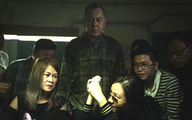 ▲黃秋生(後排中)和林嘉欣(前排右)再度合作。(圖/華映)