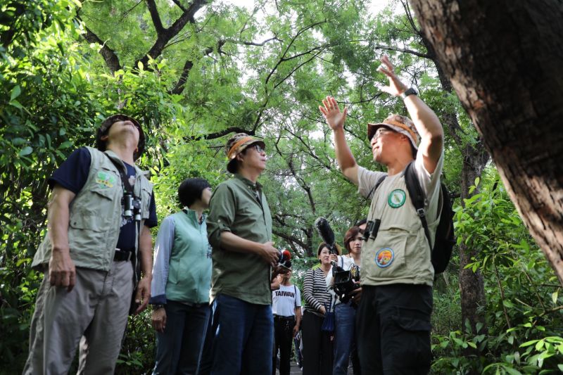 ▲陳其邁參訪鳥松濕地。（圖／陳其邁競選辦公室提供）