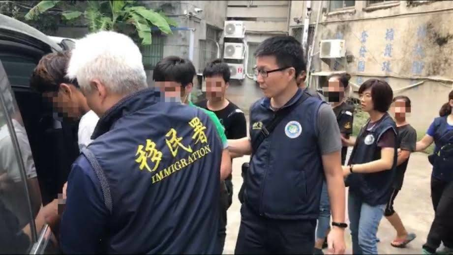 ▲移民署推動「逾期停（居）留外來人口擴大自行到案」專案，圖為高雄市專勤隊查緝外籍人士。（圖／移民署提供）