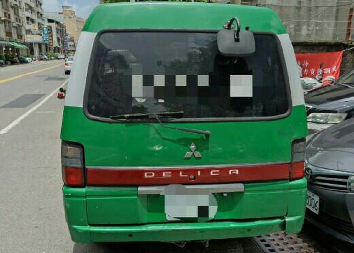 ▲一輛郵務車今（2）日上午臨停在高雄市前鎮區三多三路廣澤郵局處理郵務時遭人開走，警方獲報後15分鐘後在鳳山區光復路上找到人和車。(圖／記者郭凱杰翻攝，2020.07.02)
