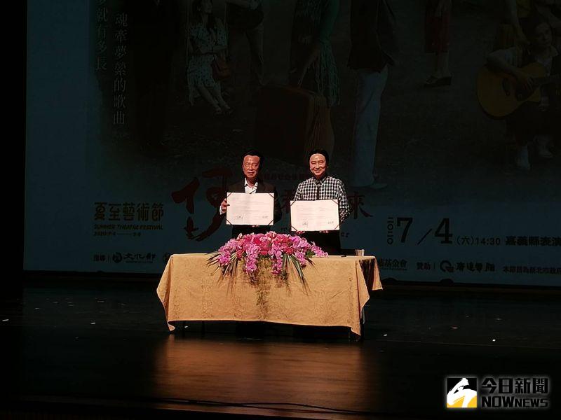 ▲縣長翁章梁與廣藝基金會執行長楊忠衡在表藝中心簽署合作意向書。(圖/記者邱嘉琪攝,2020.07.02)