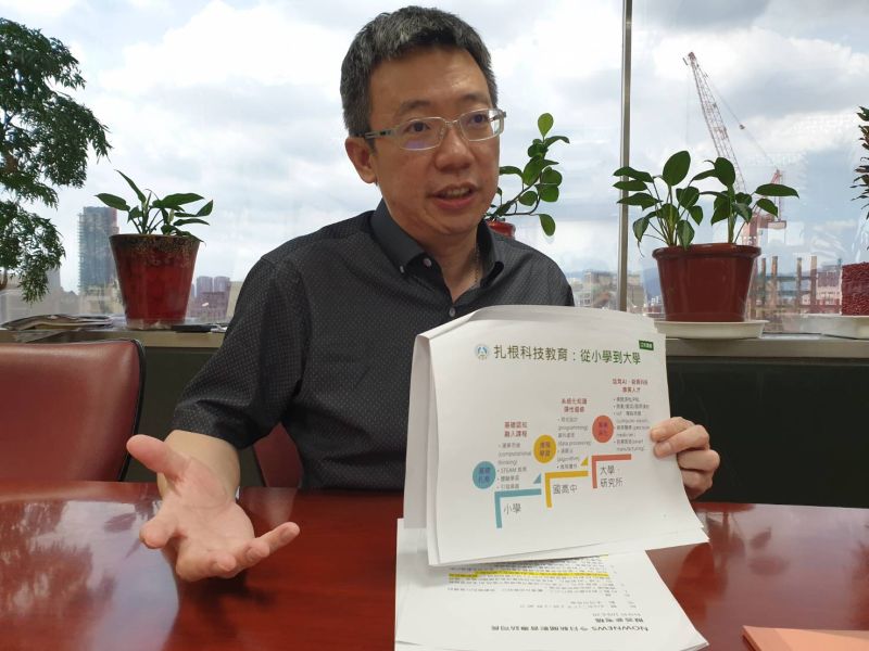 ▲去(2019)年8月12年國教新課綱上路,新增「科技領域課程」,教育部資訊及科技教育司司長郭伯臣指出,其最重大轉變是帶入運算思維!(圖/記者許家禎攝)