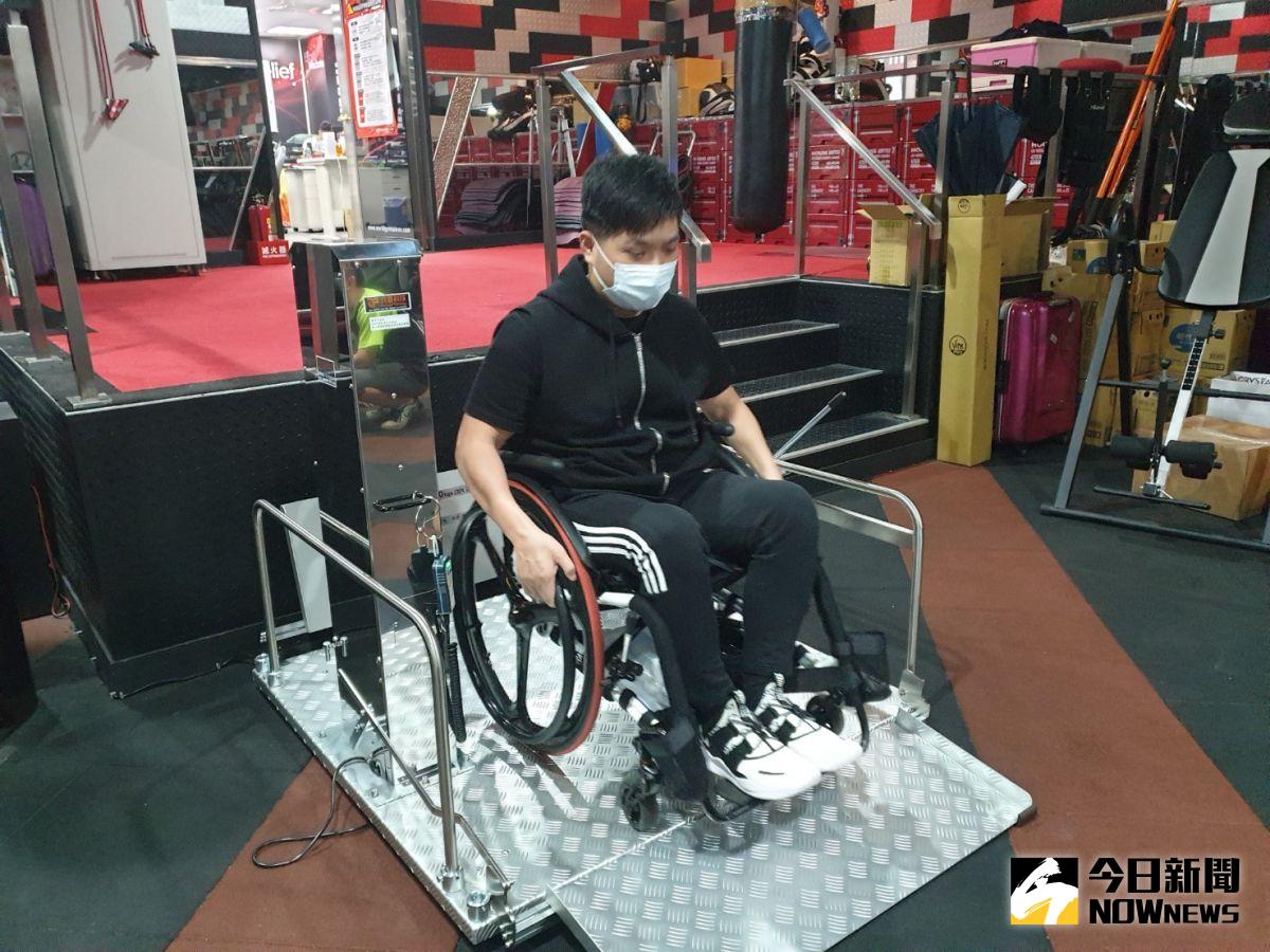 ▲曾是健身教練的江宥辰，因車禍致殘，台中勞工局協助在職場安裝電動升降平台，方便輪椅進出，終能順利就業。（圖／金武鳳攝，2020.7.2)