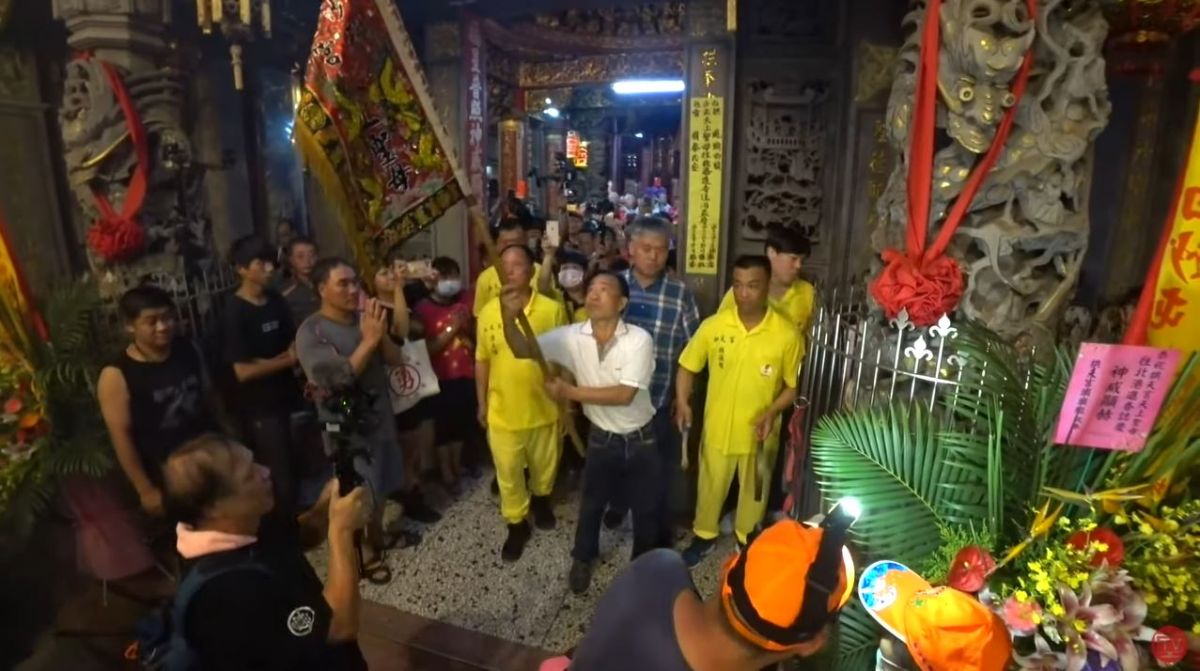 ▲白沙屯拱天宮放頭旗儀式。（圖／截圖自白沙屯媽祖網路電視台YT頻道）