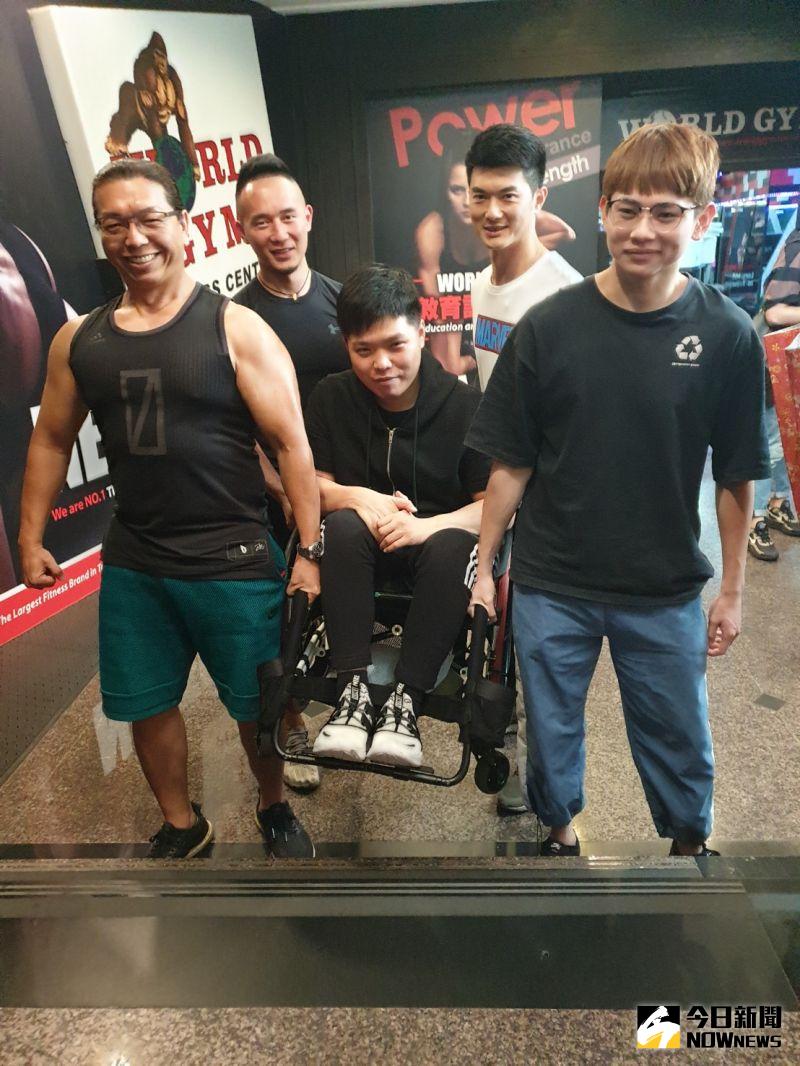 ▲終身得以輪椅代步的江宥辰,在職場障礙未排除前,進出都得同事連輪椅帶人一起扛著走。(圖/金武鳳攝,2020.7.2)
