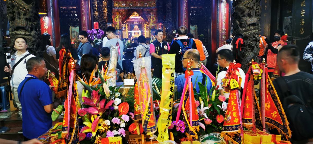 ▲白沙屯拱天宮內熱鬧犒軍盛況。（圖／翻攝自白沙屯拱天宮粉專）