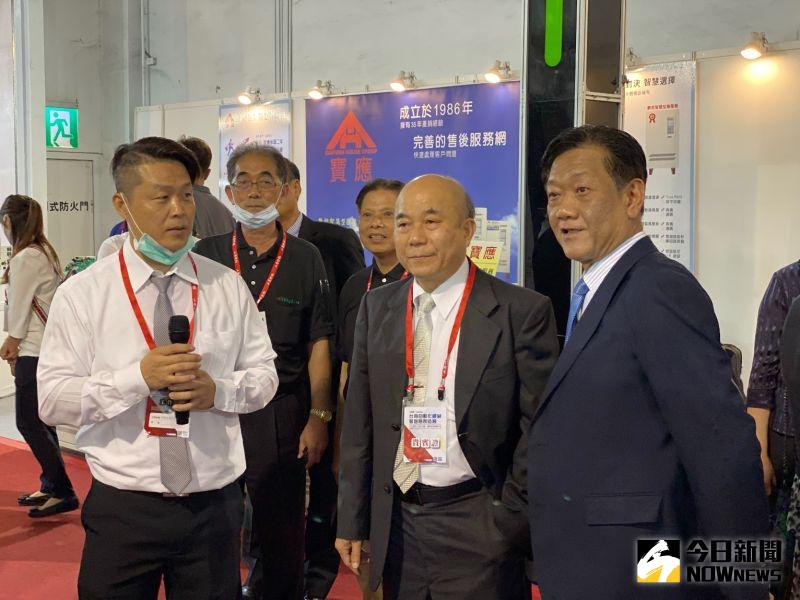 ▲工商時報社長陳國瑋(右一)、台灣機械工業同業公會理事長柯拔希(中),聽取參展廠商簡報介紹