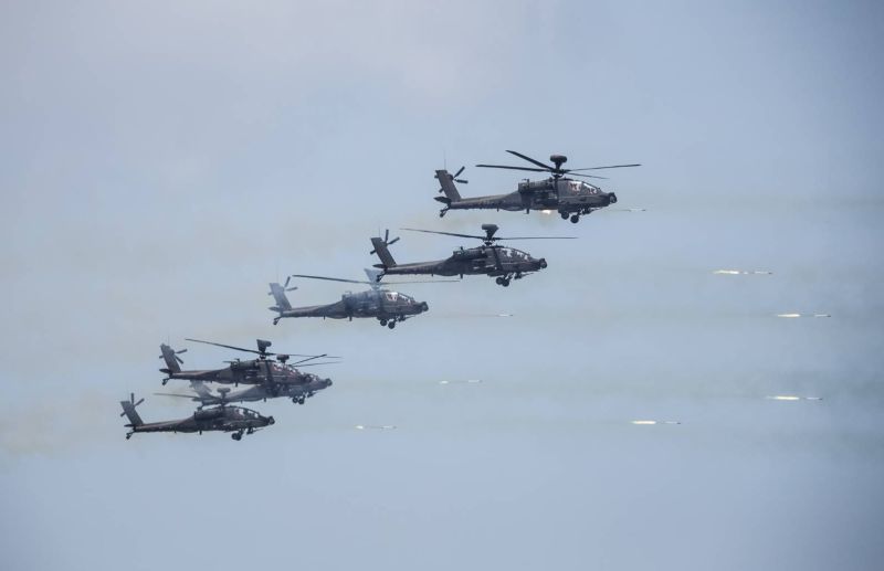 ▲漢光36號演習台中甲南海灘反登陸實兵操演預演，AH-64阿帕契攻擊直升機發射地獄火飛彈。（圖／軍聞社提供）