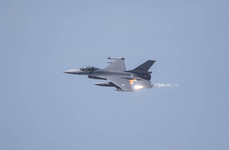 ▲漢光36號演習台中甲南海灘反登陸實兵操演預演，F-16V戰機發射熱焰彈。（圖／軍聞社提供）